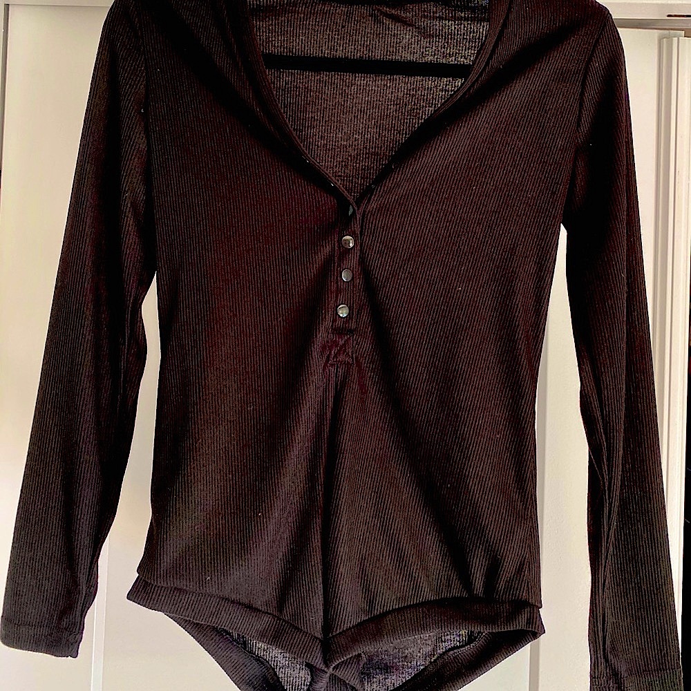 Onesie long sleeve bodysuit with snaps: NEVER WORN